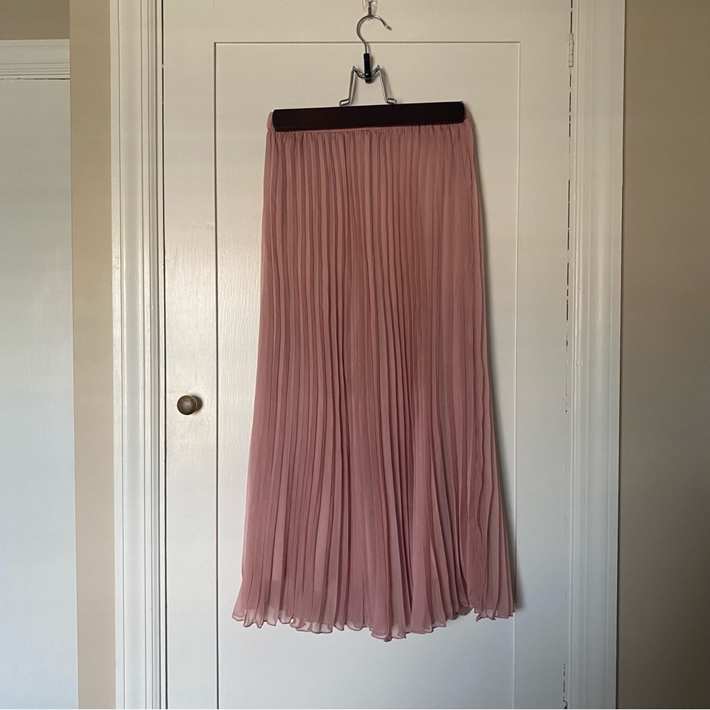 Pleated pink midi skirt